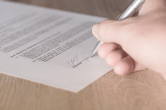 An applicant signing their Canadian citizenship application 
