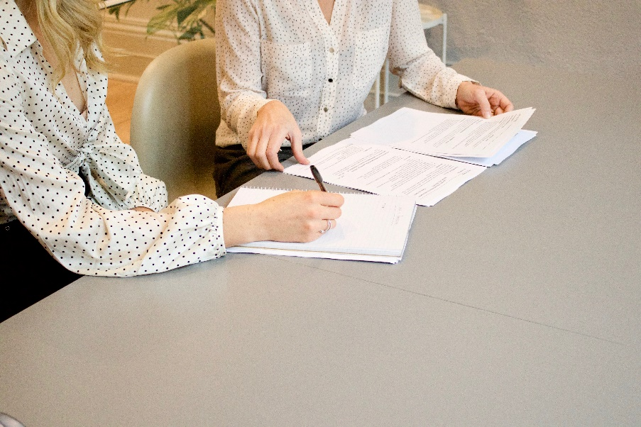 Nanda & Associate Lawyers Canada - A client and attorney having a discussion.